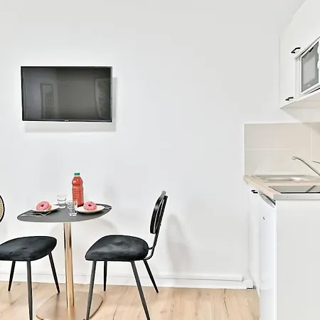 Petit Proche De Paris