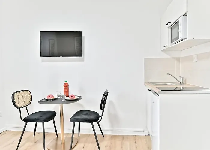 Petit Proche De Paris